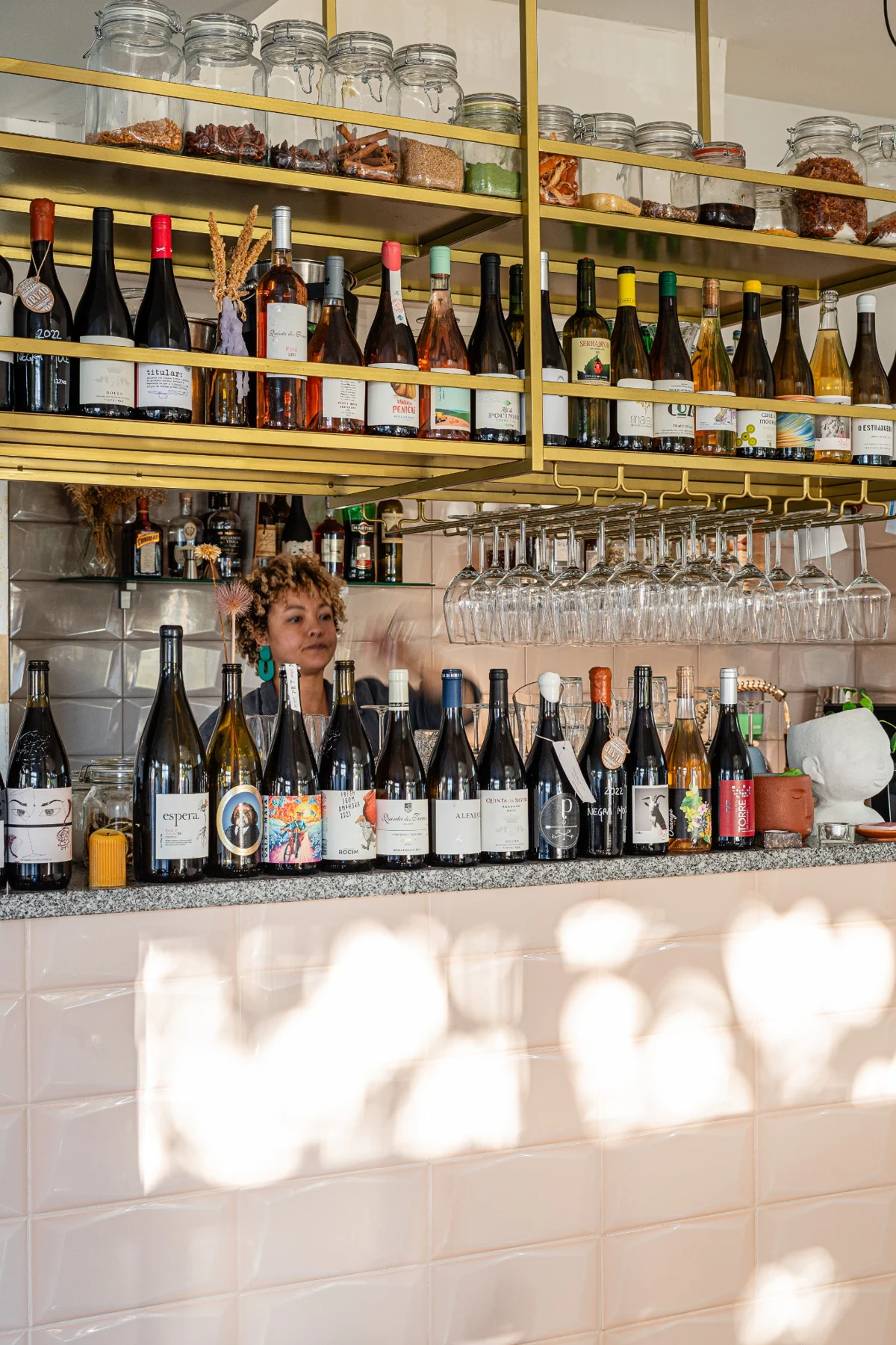 Equipa atrás do balcão e seleção de vinhos do Foco