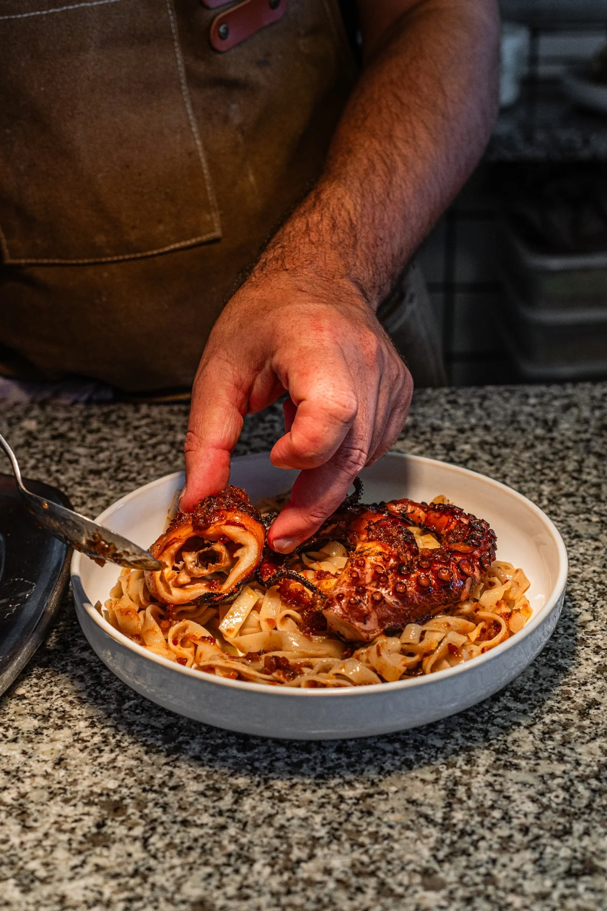 Finalização de um prato na cozinha do Foco